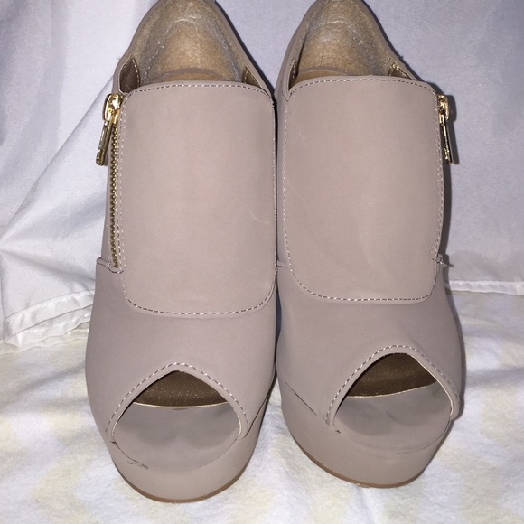 Heels - Picture 2 of 3