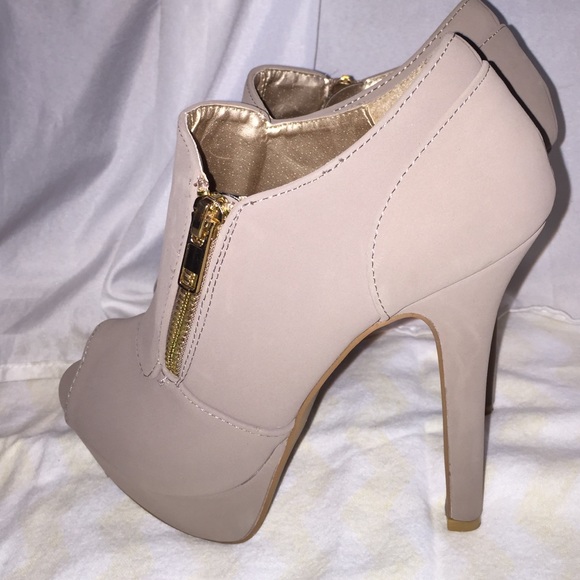 Heels - Picture 3 of 3