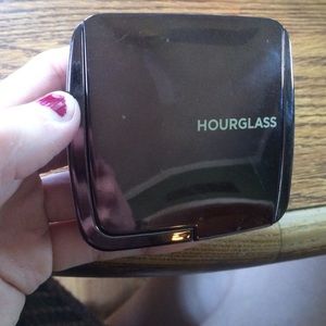 Hourglass ambient lighting powder