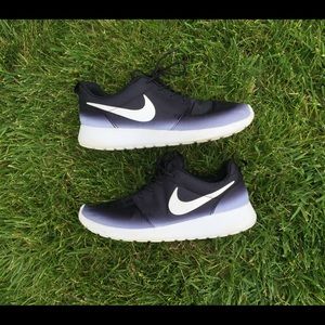 NIKE ROSHE RUN Black White Fade Gradient womens
