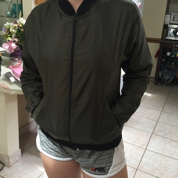 🚨TREND ALERT🚨 Lightweight Olive Bomber Jacket - Picture 3 of 3