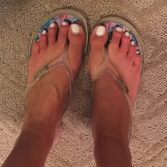 🌴LILLY PULITZER Clear flip flops🐚 - Picture 3 of 3