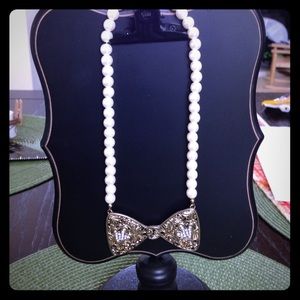 Bow pearl necklace
