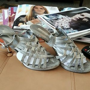 Bandolino Tectured strappy heels
