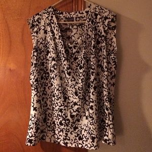 Sleeveless airy blouse