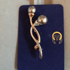 Costume yellow gold and gray pearl pin.