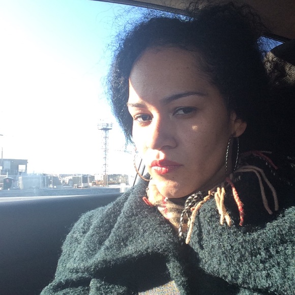 Meet your Posher, Lakenda - Picture 2 of 2