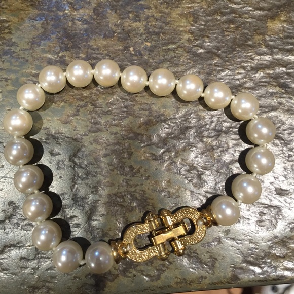 Costume pearl bracelet.