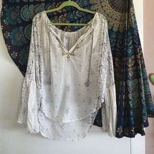 White bell sleeve embroidered top ❤️