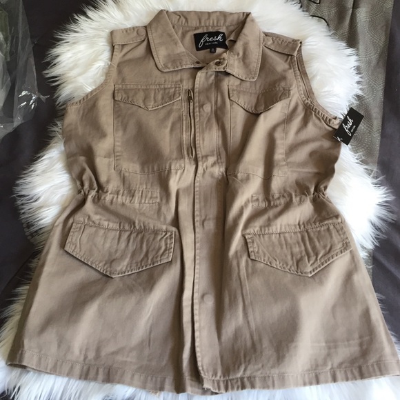 β’Utility Vestβ’ - Picture 2 of 4