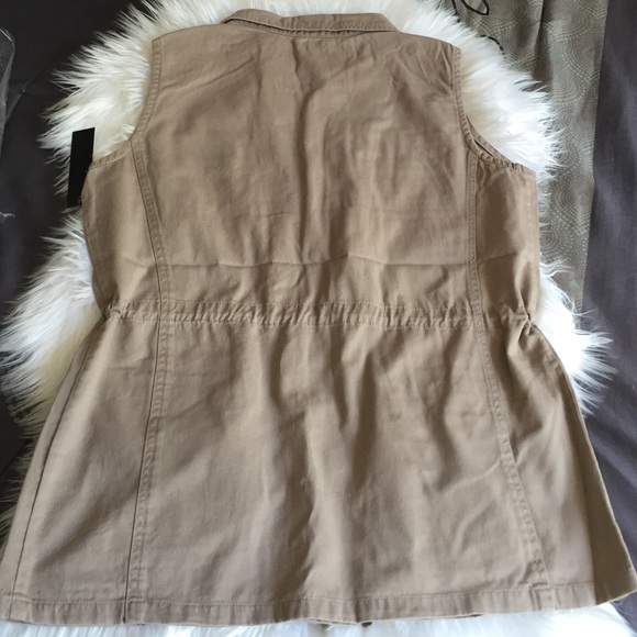 β’Utility Vestβ’ - Picture 3 of 4