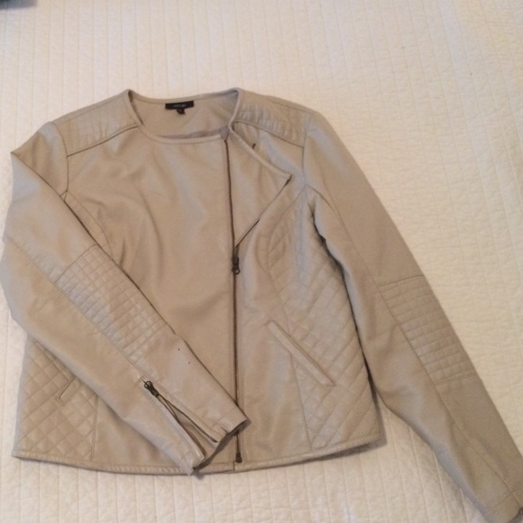 Light Taupe Jacket with pockets & quilted details!