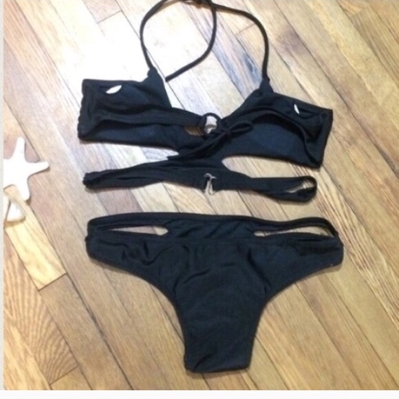 Black cut out bikini - Picture 3 of 3