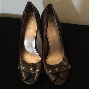 Brown peep toes pumps
