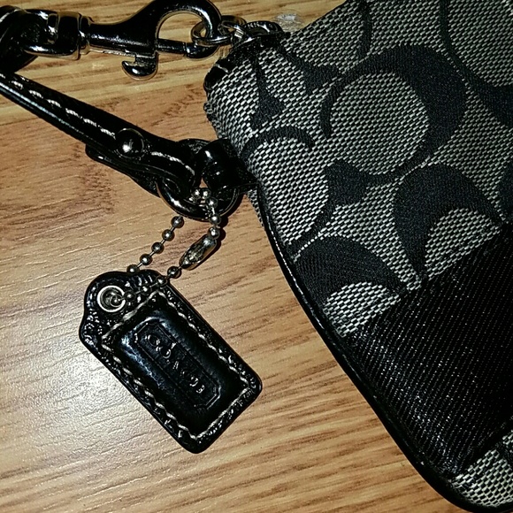 🚫SOLD🚫COACH WRISTLET - Picture 2 of 4