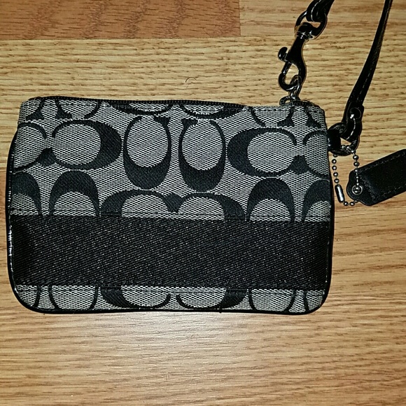 🚫SOLD🚫COACH WRISTLET - Picture 3 of 4
