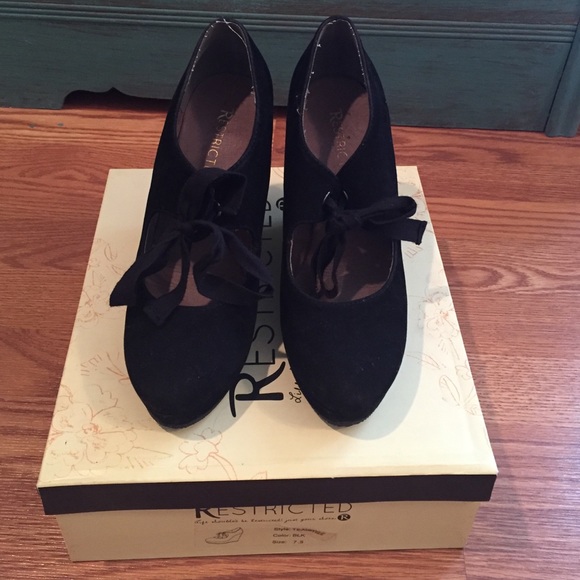 Black bow tie wedge
