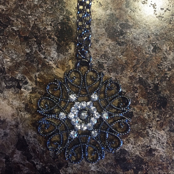 Long black necklace - Picture 2 of 2