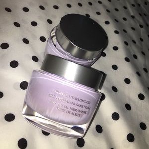 2 Oil-free hydrating gels.