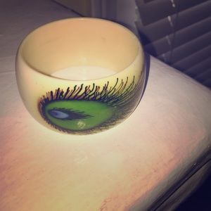 Pretty peacock feather bracelet 😍