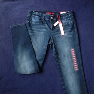 New Elle dark wash skinny jeans sz. 10