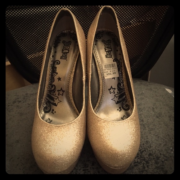 Gold glitter pumps