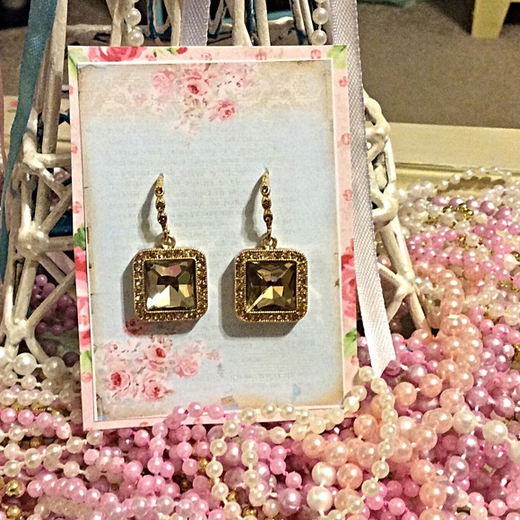 Jewelry - Rhinestone earrings NWOT 💍💍