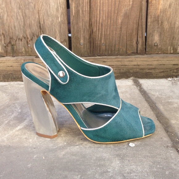 🔴 SOLD 🔴 Heels - Picture 2 of 3