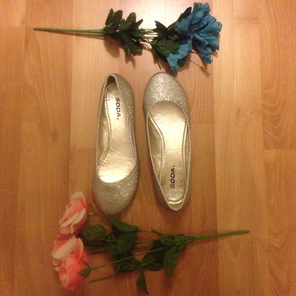 🎈sale ✨GOLD GLITTER FLATS✨