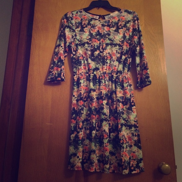 Everly Black Floral mini- length dress 😍