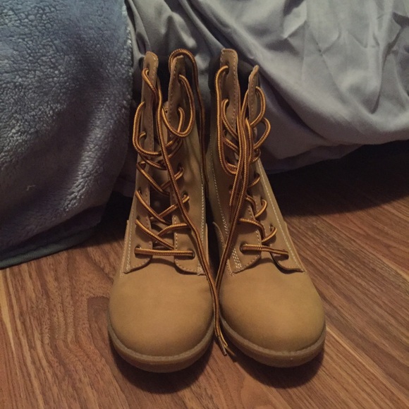 Heeled worker's boots