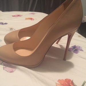 Christian louboutin décolleté nude shoes