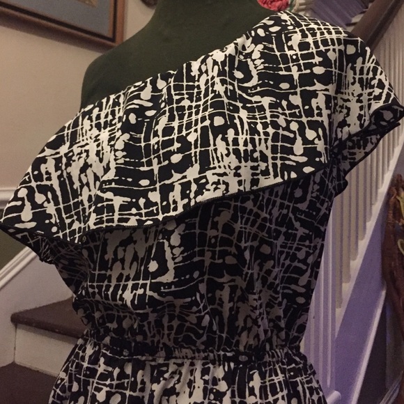 Gorgeous one-shoulder dress ✌️ - Picture 2 of 4