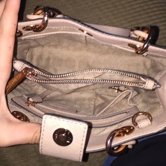 SOLD. Small Michael Kors Cynthia bag - Picture 3 of 4