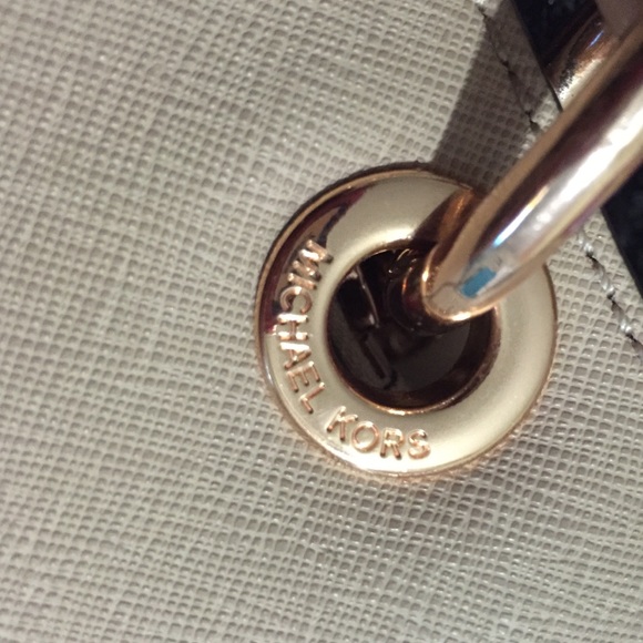 SOLD. Small Michael Kors Cynthia bag - Picture 4 of 4