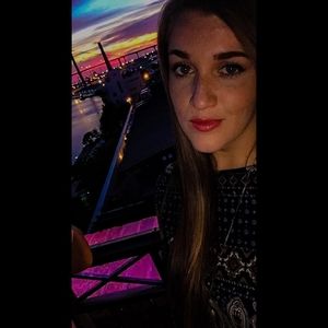 Meet your Posher, Cynthia