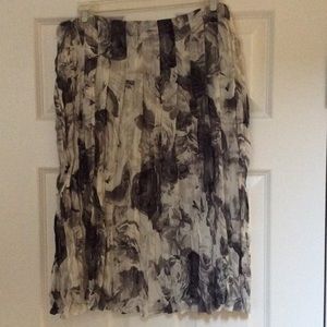 Gray and white floral print pleated skirt