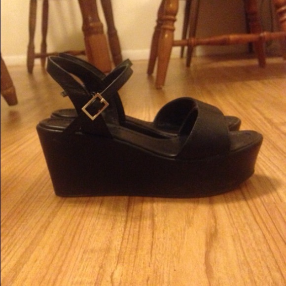 Black flatforms