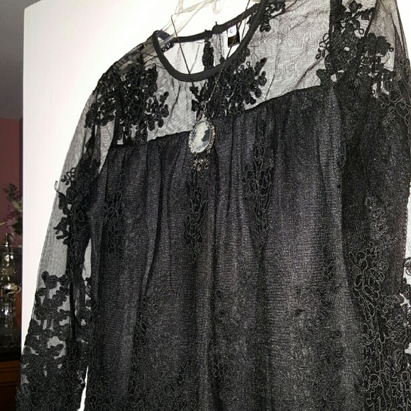 Black lace vintage top size large runs like a med