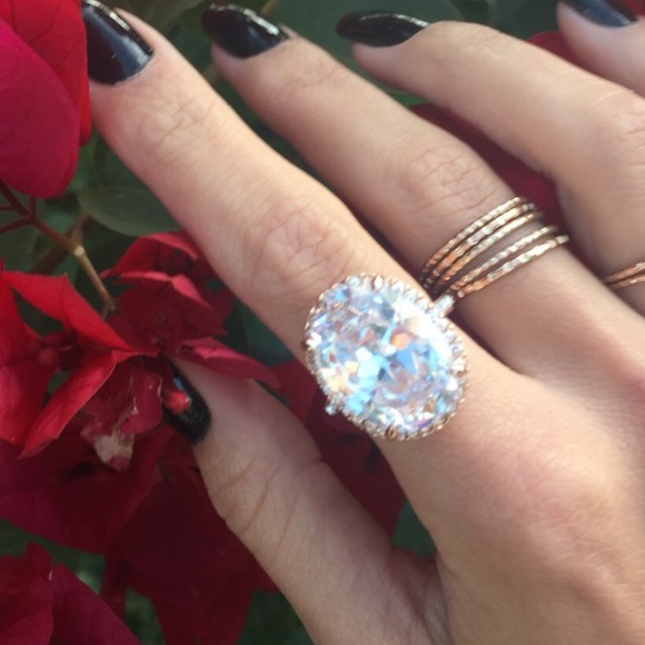 🎄HOLIDAY SALE🎄5.5ct oval cubic zirconia ring - Picture 2 of 4