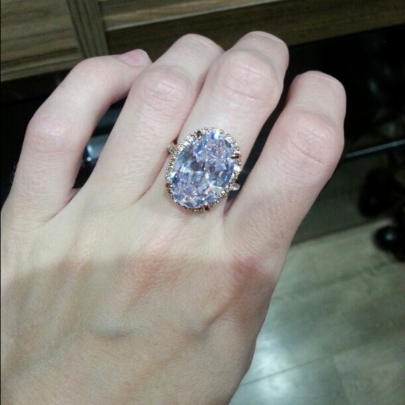 🎄HOLIDAY SALE🎄5.5ct oval cubic zirconia ring - Picture 3 of 4