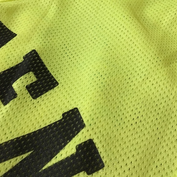 SOLD!! Size XS - VS PINK neon yellow cropped tee - Picture 4 of 4