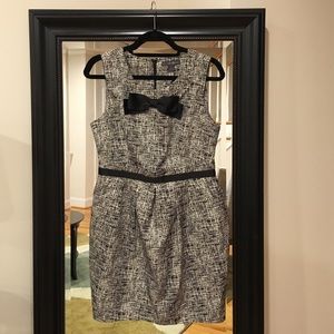 Black & White print dress w/pockets. Bow-tie neck