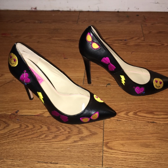 Super cool emoji pumps