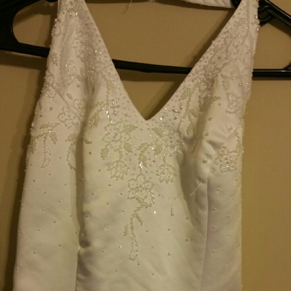Beautiful Wedding Gown (Only worn once) - Picture 2 of 4