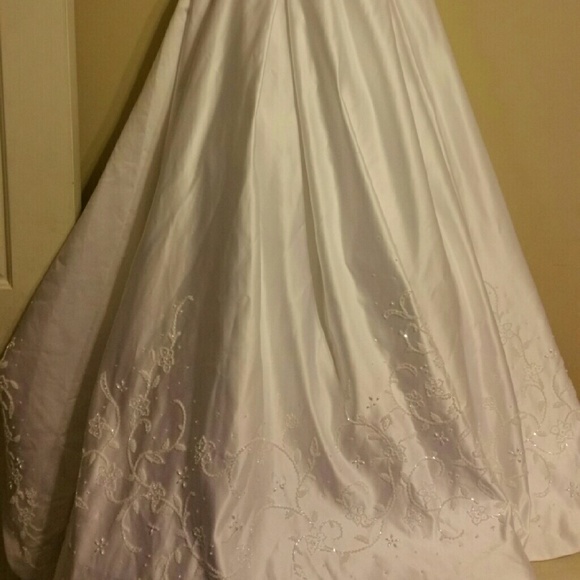 Beautiful Wedding Gown (Only worn once) - Picture 3 of 4