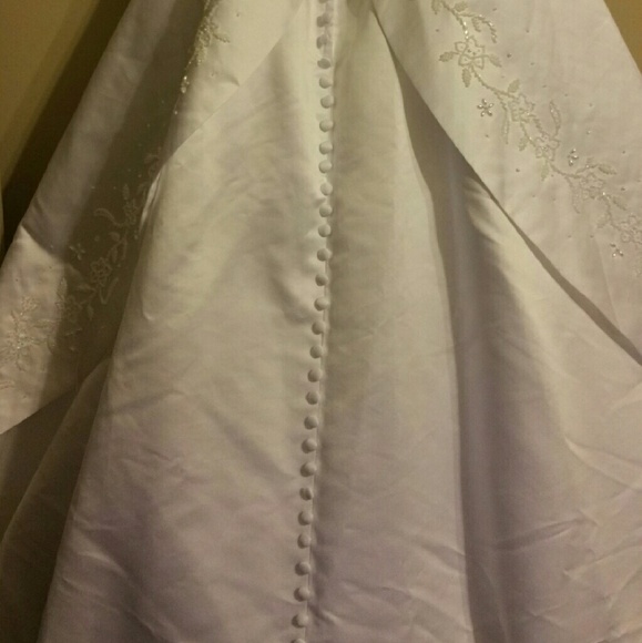 Beautiful Wedding Gown (Only worn once) - Picture 4 of 4