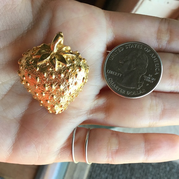 🍓 Strawberry Pin/Pendent 🍓 - Picture 2 of 4