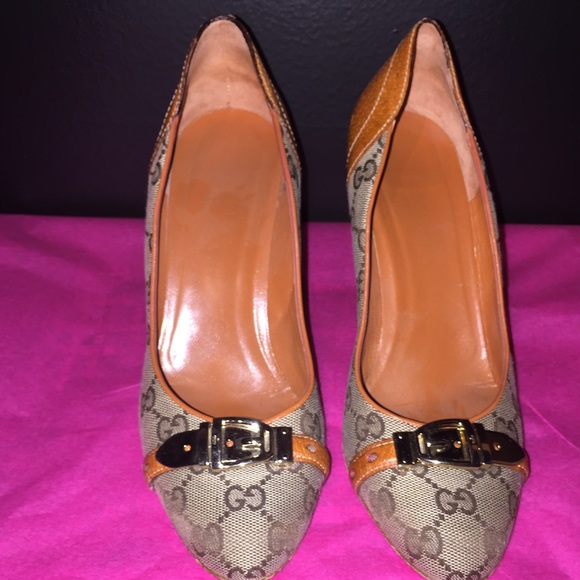 GUCCI-BROWN MONOGRAM HORSE BIT PUMPS