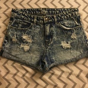 High waist. Light washed jean shorts